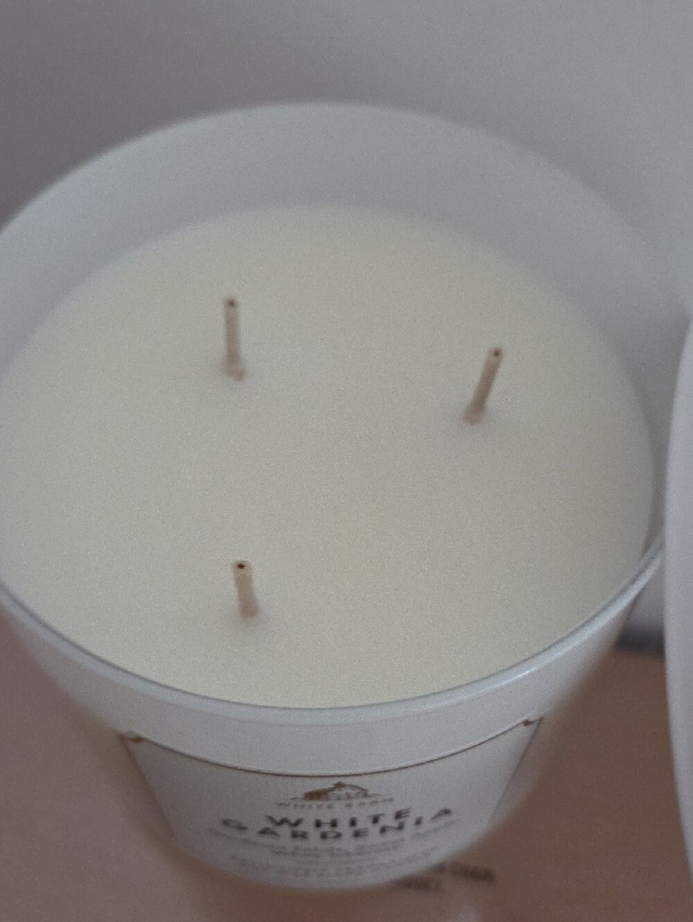 White Barn White Gardenia Three-Wick Candle - NWT - Picture 3 of 4